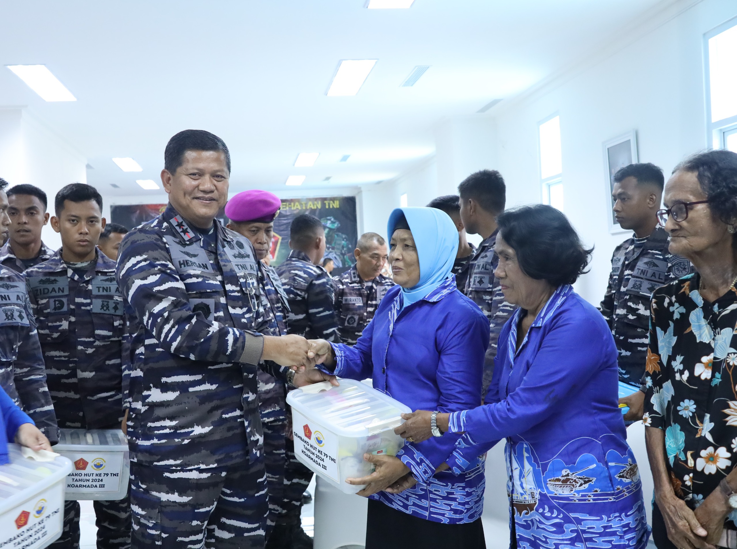 Sambut HUT KE - 79 TNI Jajaran Koarmada III Laksanakan Bakti Sosial dan ...