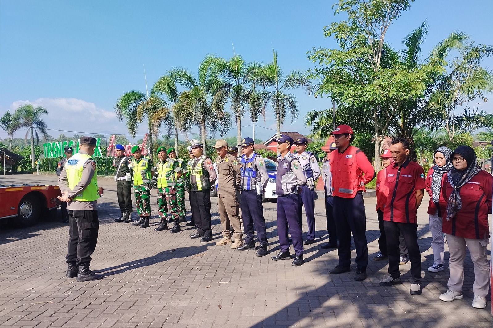TNI Perkuat Pengamanan Arus Mudik Lebaran 2026 di Trenggalek, Ratusan ...